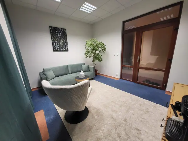 Pohovka a křeslo v terapeutické ordinaci